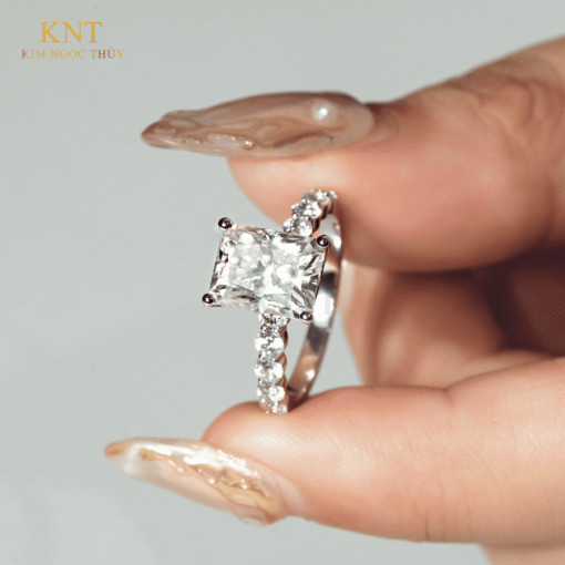 Nhẫn đính hôn đá Moissanite RM22 đính đá tấm ở thân nhẫn lấp lánh