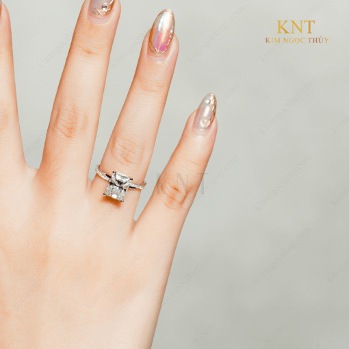 Nhẫn đính hôn đá Moissanite RM4 nổi bật với đá chủ lớn
