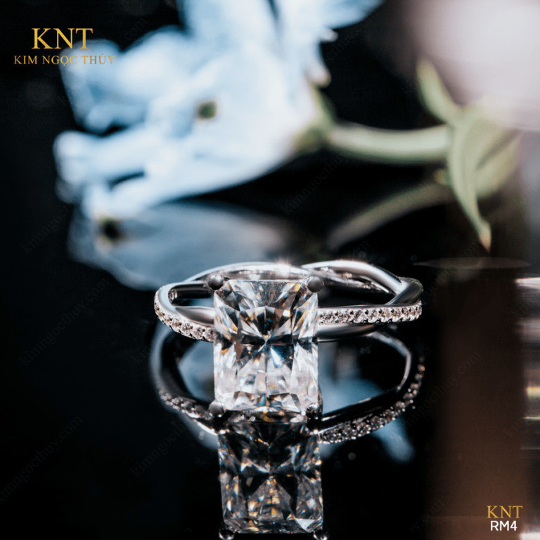 Nhẫn đính hôn đá Moissanite RM4 thiết kế radiant cuốn hút