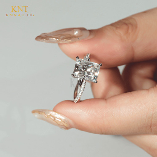 Nhẫn đính hôn đá Moissanite RM4 kiểu dáng vuông sang trọng