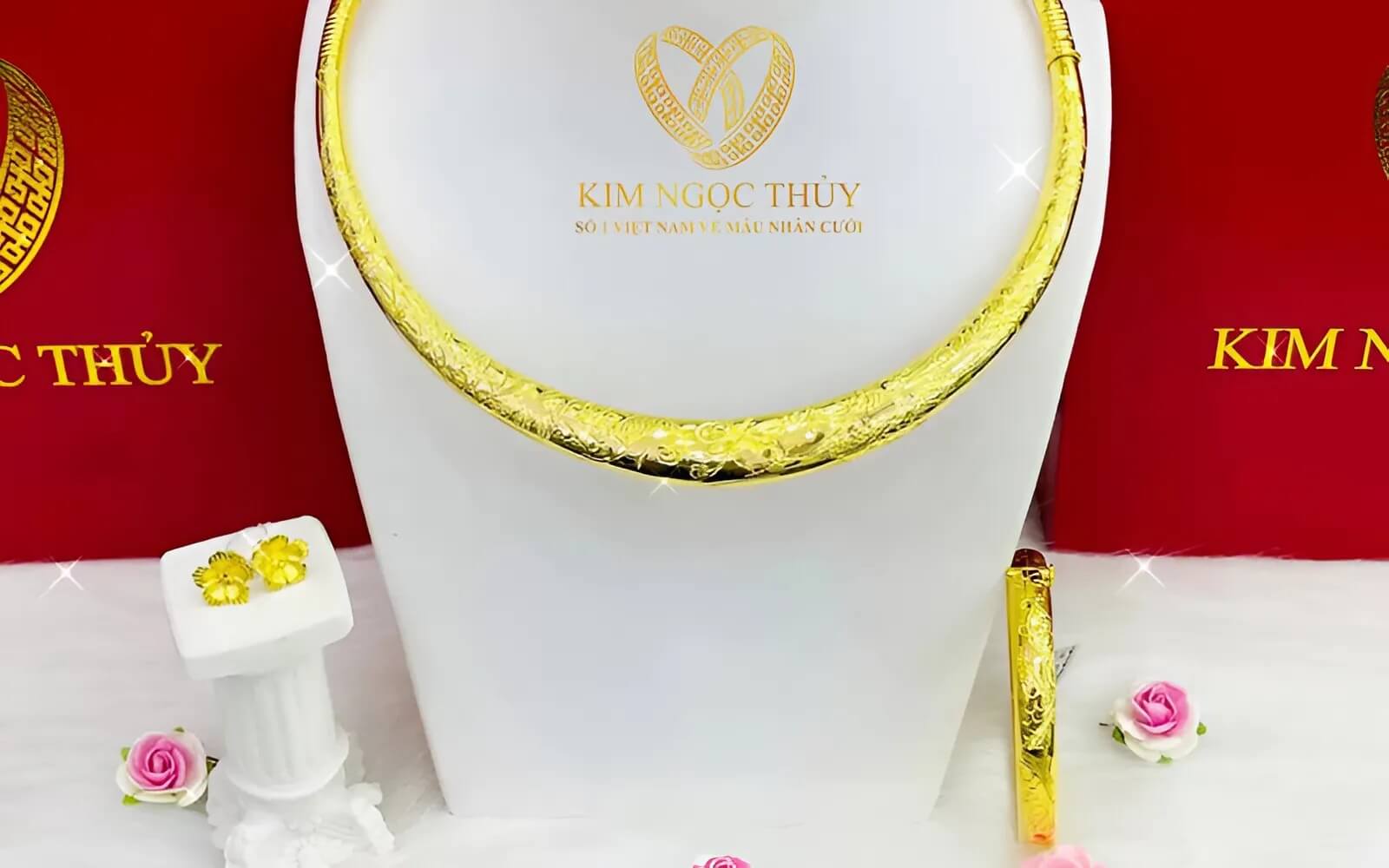 Nhân viên Kim Ngọc Thủy đang tư vấn trang sức cưới cho khách hàng