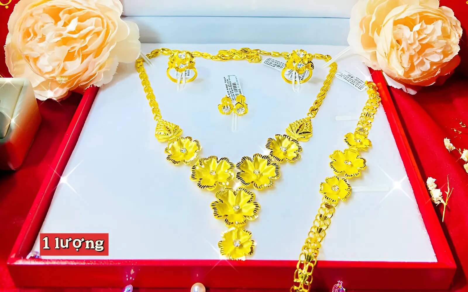 Một bộ trang sức cưới 18K đầy đủ gồm kiềng, lắc tay và bông tai