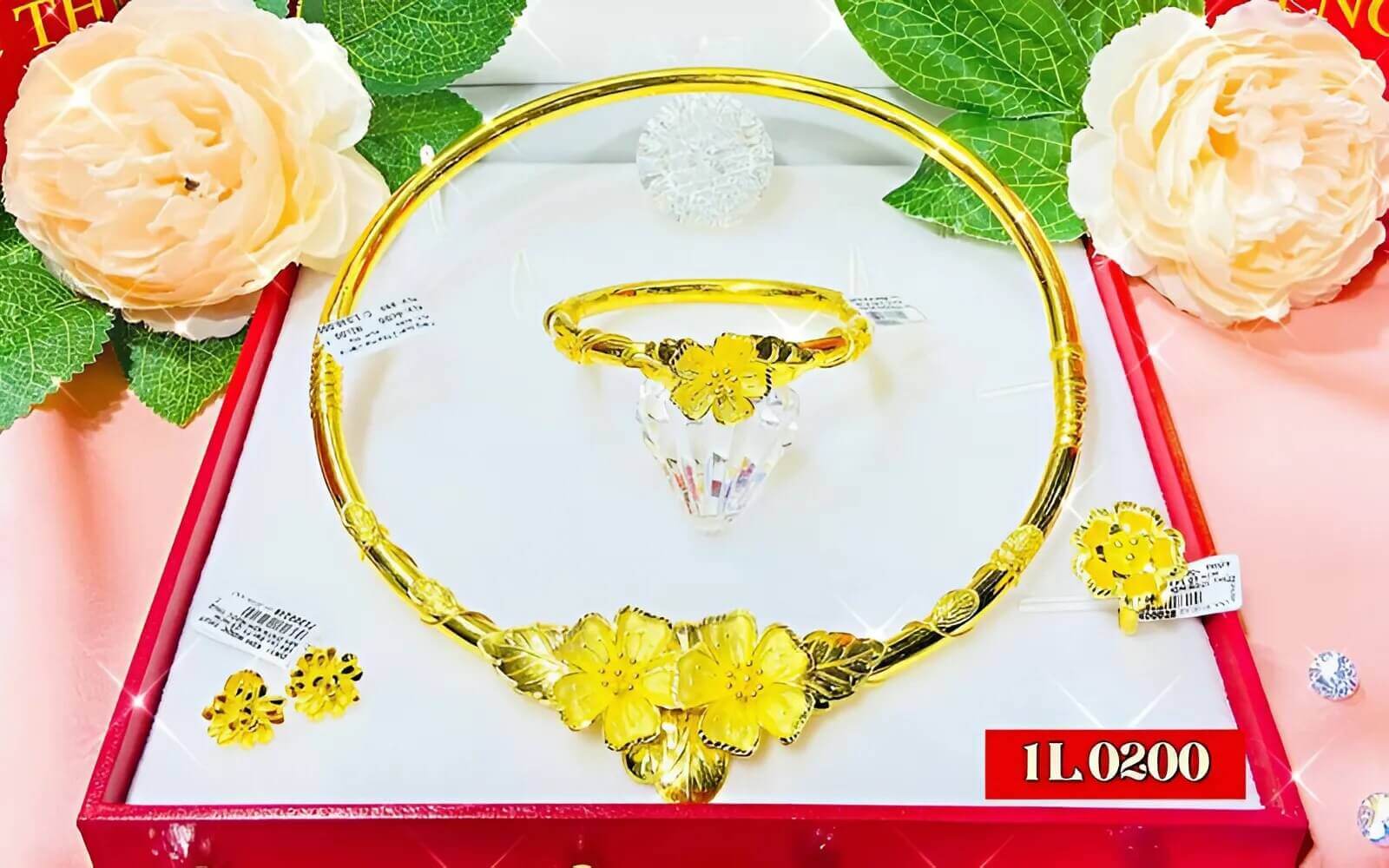 Cô dâu đeo bộ trang sức vàng 18K với màu sắc tươi sáng, hiện đại