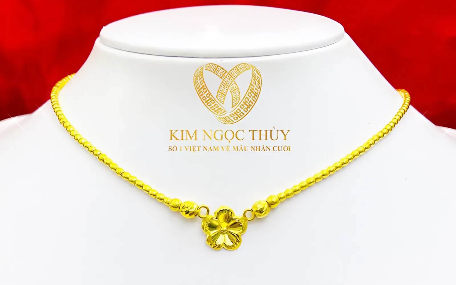 Mẹ trao của hồi môn là trang sức vàng 18K cho con gái trong ngày cưới