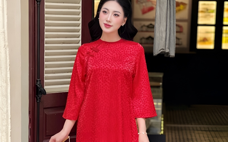 Cô dâu mặc áo dài đỏ form chữ A che bụng bầu