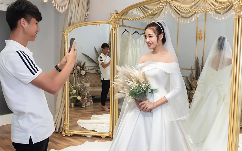 Bạn có thể xem lại hình ảnh, video để xem chiếc váy có đẹp ở mọi góc độ hay không