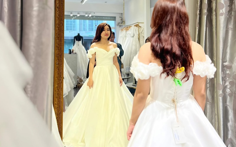 Hãy thử nhiều kiểu váy để tìm được chiếc váy khiến bạn cảm thấy tự tin, xinh đẹp nhất