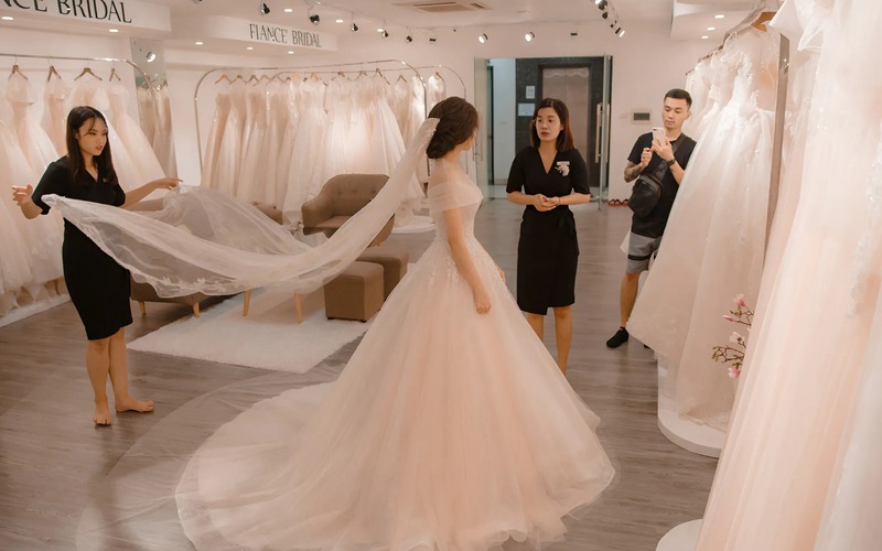 Việc thử váy cưới là một trong những khâu quan trọng chuẩn bị cho ngày trọng đại