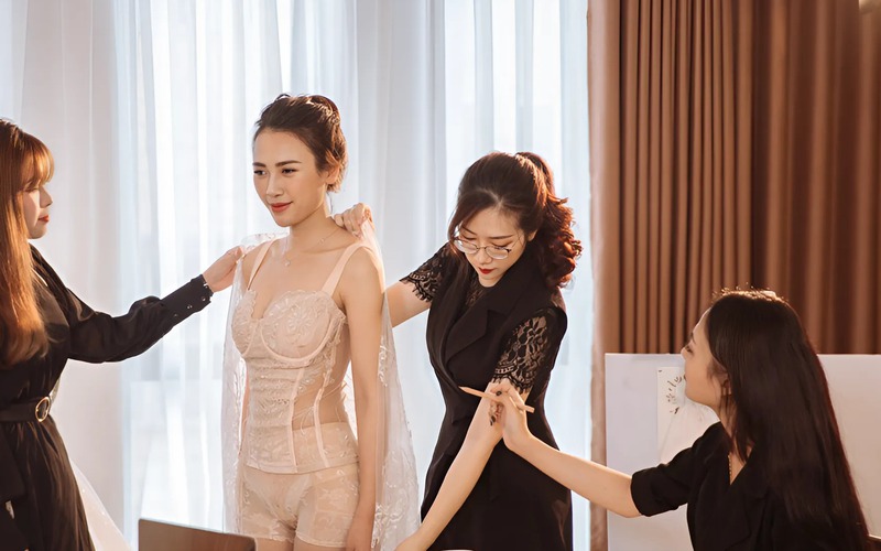 Hãy mặc trang phục thoải mái, đặc biệt là đồ lót màu nude để dễ thử váy