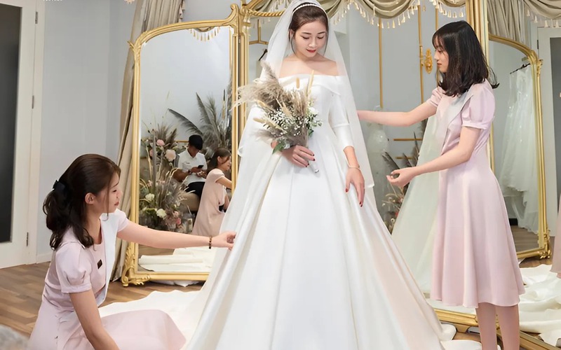 Đặt lịch hẹn thử váy để nhân viên có thời gian chuẩn bị và tư vấn kỹ lưỡng cho bạn