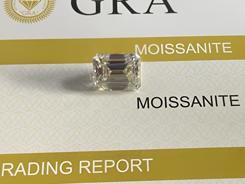 Moissanite tự nhiên cực kỳ hiếm nên có giá thành cao