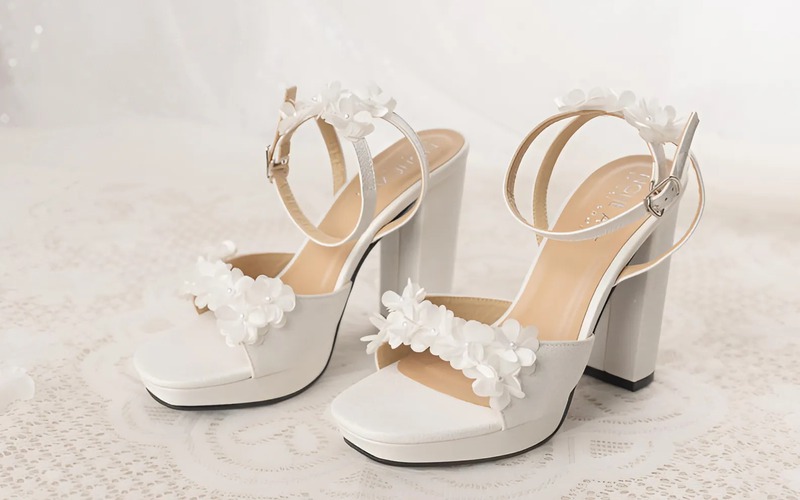 Giày sandal đế bệt phù hợp cho tiệc cưới ngoài trời