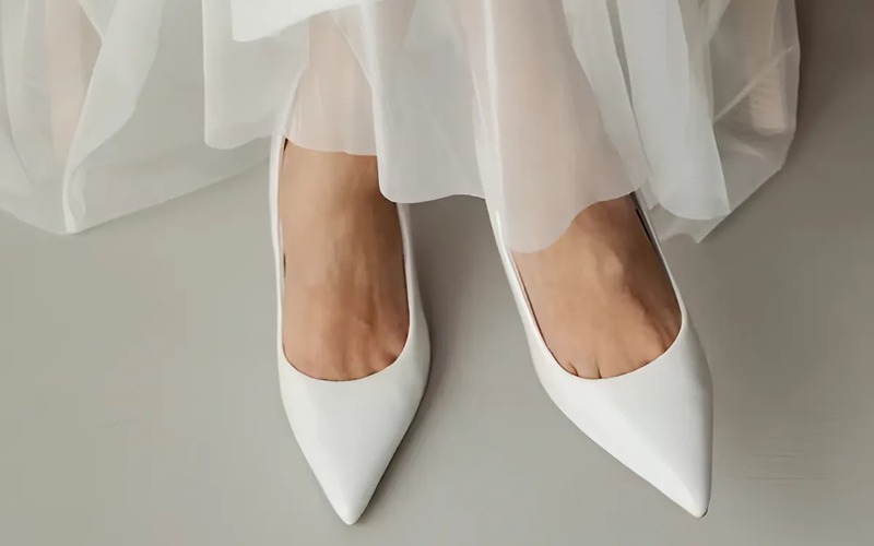 Đôi giày cưới màu trắng kem theo phong cách cổ điển