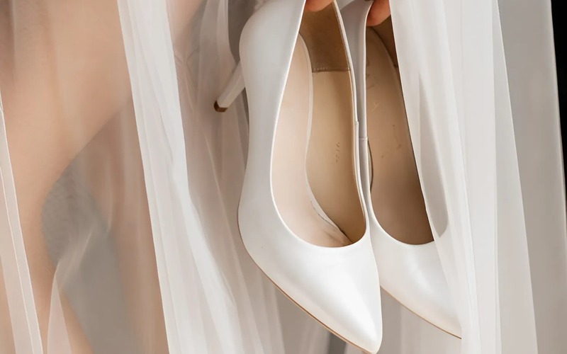 Sự kết hợp giữa váy cưới đuôi cá và giày cao gót