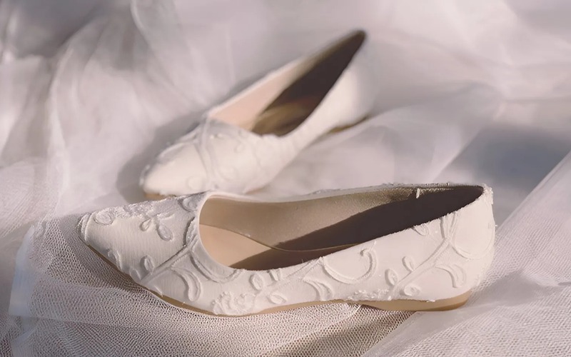 Đôi giày búp bê trắng đơn giản và thanh lịch