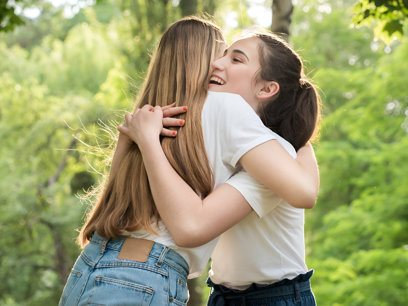 Cái ôm ấm áp của tình bạn.