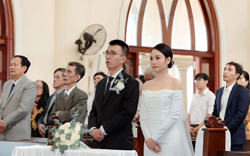 Giữ thái độ trang nghiêm, tôn kính khi tham gia lễ cưới nhà thờ