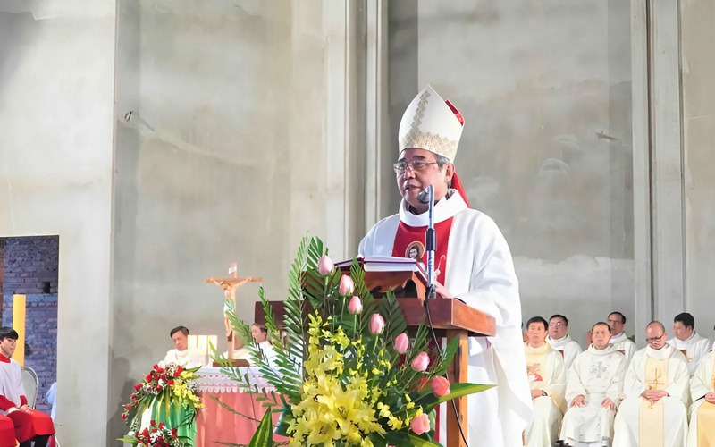 Linh mục đang giảng lễ trong đám cưới tại nhà thờ