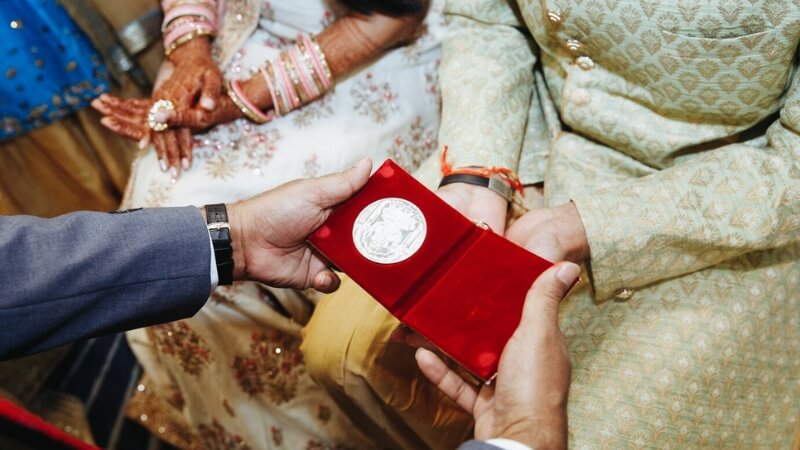 Cuốn lịch và bút tượng trưng cho việc chọn ngày lành tháng tốt cho lễ dạm ngõ