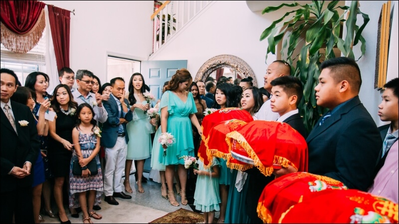 Nhà trai trao lễ vật cho nhà gái trong lễ dạm ngõ truyền thống