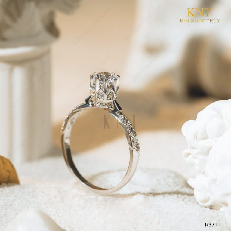 Nhẫn đính hôn Hy Lạp Zeus R371 hoạ tiết vương miện nổi bật