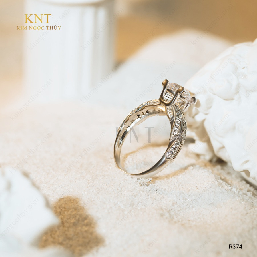 Nhẫn đính hôn Hy Lạp Apollo R374 hoa văn cổ điển và sang trọng