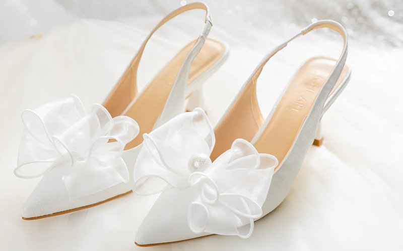 Cô dâu đi giày cao gót trắng trong ngày cưới