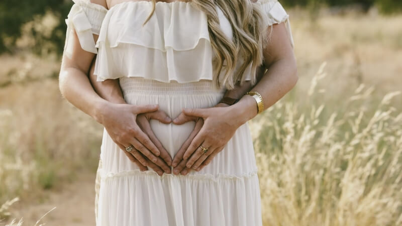 Mẹ bầu được chồng dìu đi cẩn thận để đảm bảo an toàn