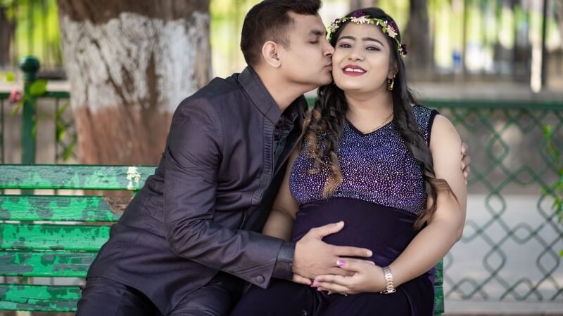 Mẹ bầu chọn váy voan hồng thanh lịch đi đám cưới