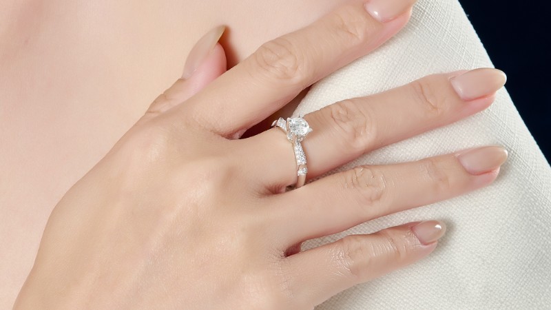 Nhẫn đính hôn vàng trắng với viên đá chủ kim cương nổi bật