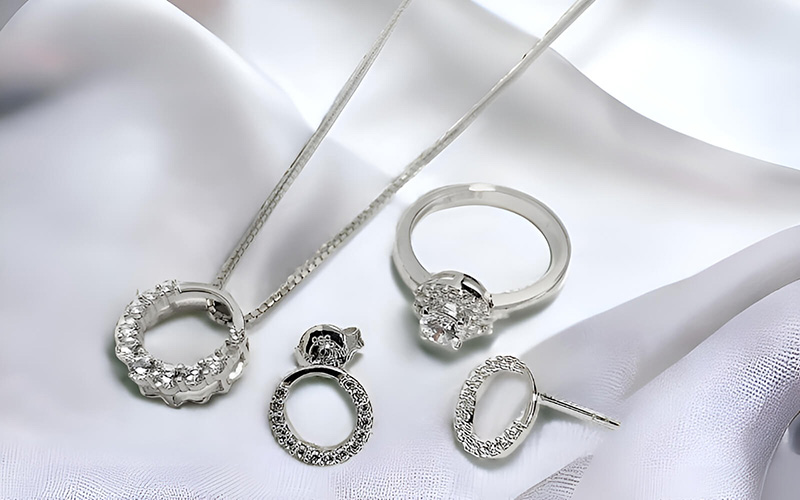 Trang sức làm từ vàng trắng thường có thiết kế cầu kỳ, tinh xảo với nhiều đường nét