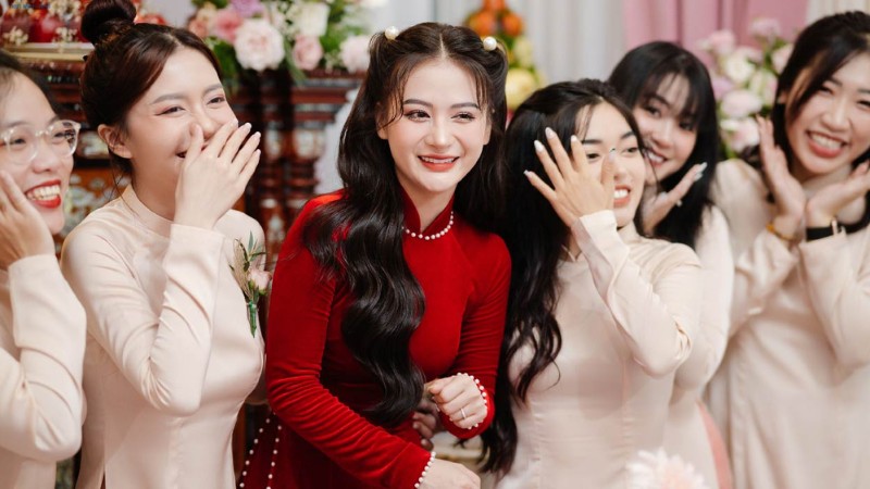 Cô dâu mặc áo dài đỏ thanh lịch tại buổi lễ gia tiên