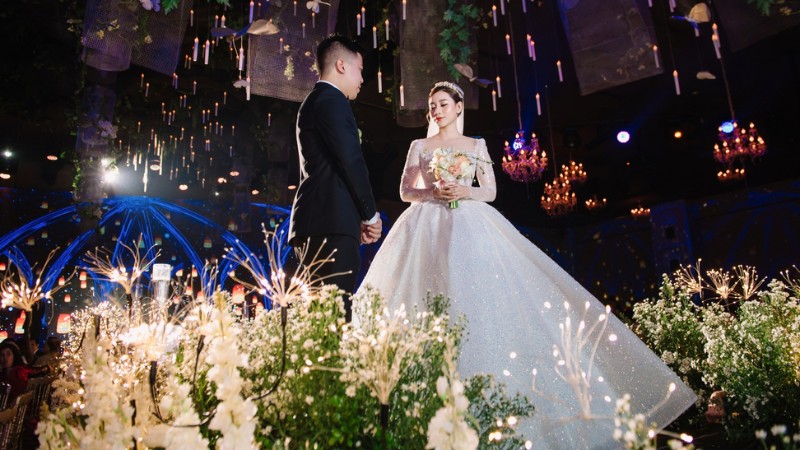 Cô dâu lộng lẫy trong chiếc váy xoè nhiều lớp dưới ánh đèn sân khấu