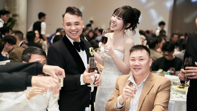 Cô dâu mặc váy nhẹ nhàng trò chuyện khách mời tại bàn tiệc