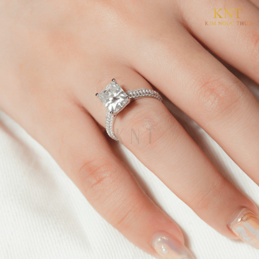Nhẫn đính hôn đá Moissanite RM20 là món quà ý nghĩa cho ngày cầu hôn