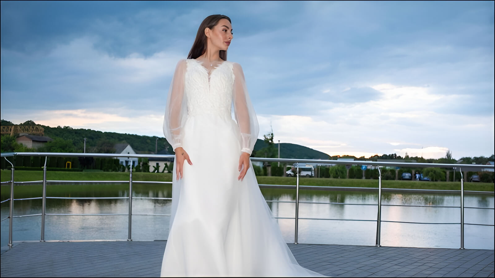 Với những cô dâu có dáng người quả lê (phần hông và đùi to hơn phần vai), váy cưới chữ A sẽ giúp cân đối cơ thể