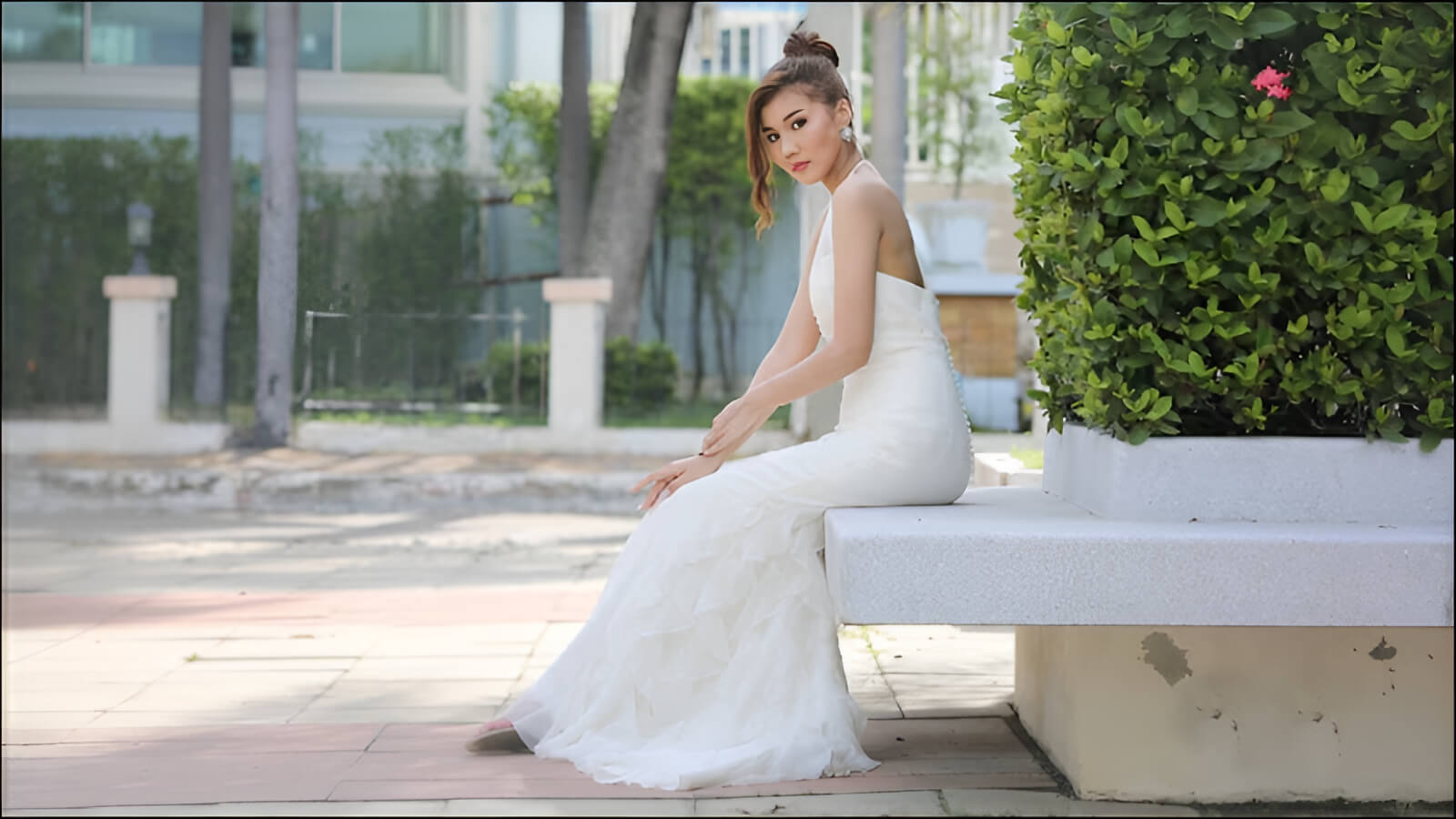 Váy cưới đuôi cá là kiểu váy ôm sát từ ngực đến đầu gối