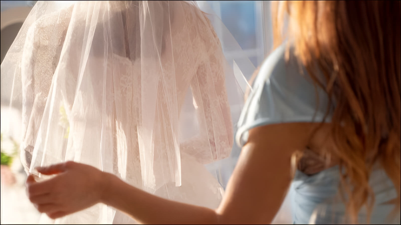 Kiểm tra chất liệu và nhãn mác của váy cưới trước khi giặt