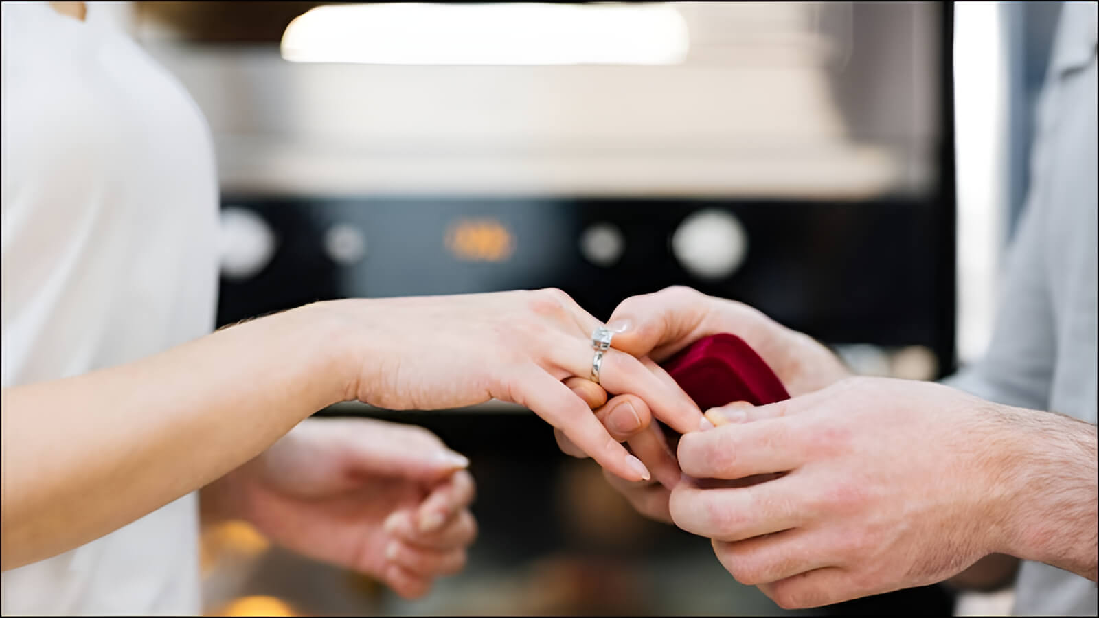 Nên mua nhẫn cưới trước ngày cưới khoảng 2-3 tháng