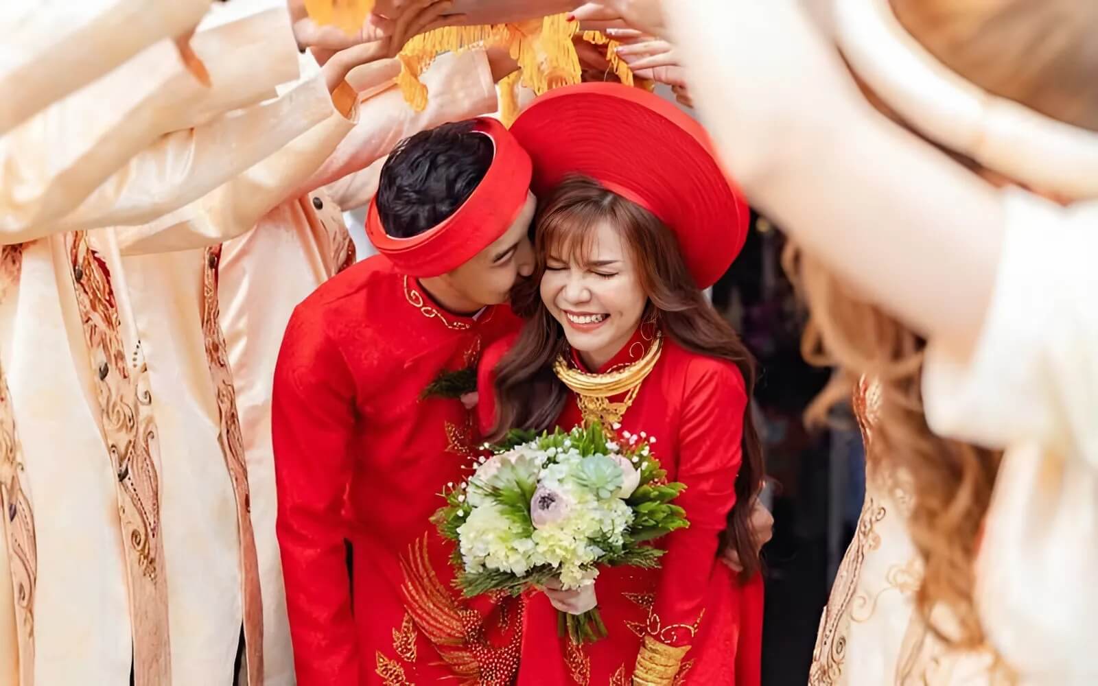 Tiệc cưới thân mật với gia đình và bạn bè thân thiết