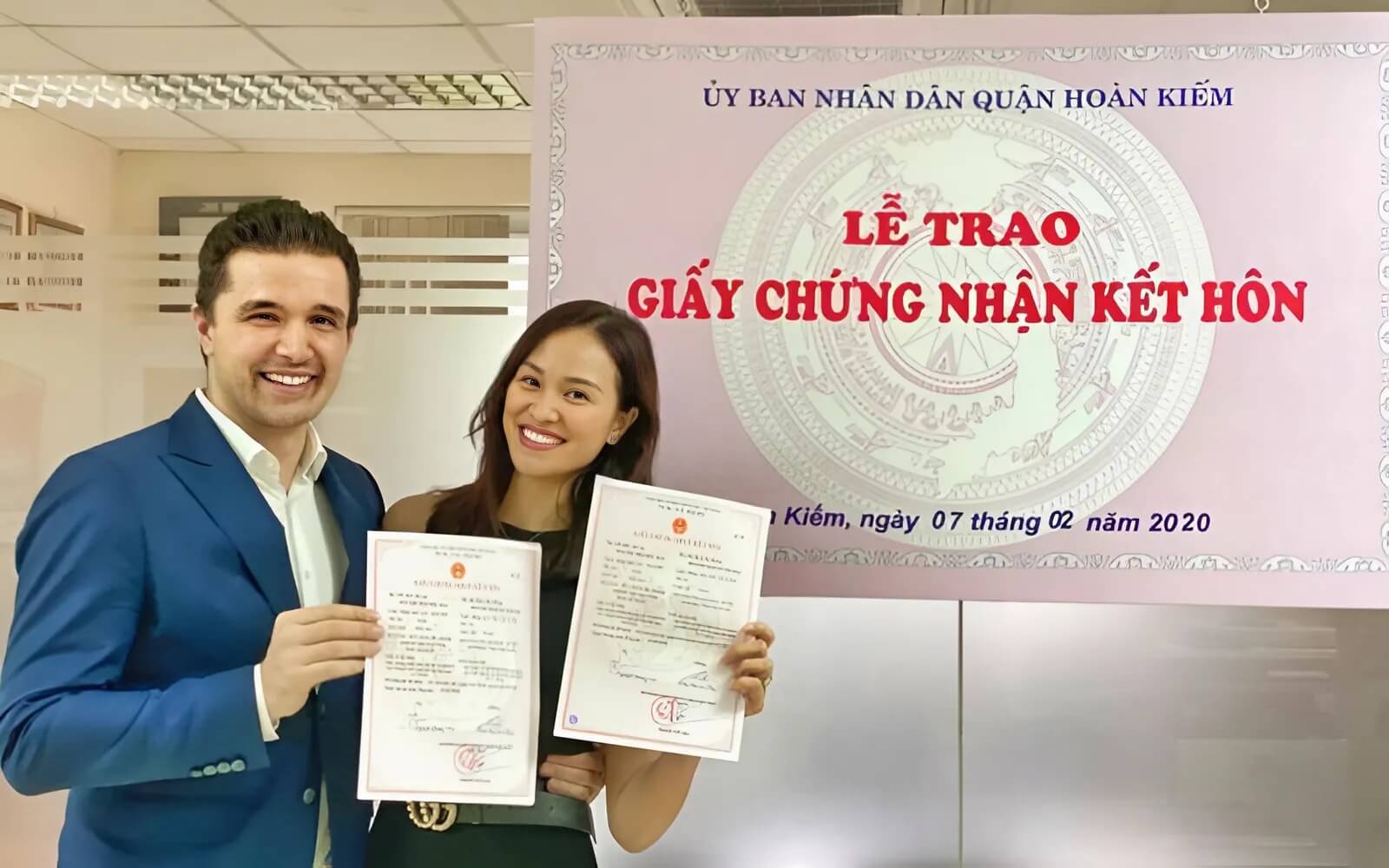Cặp đôi nhận giấy chứng nhận kết hôn từ cán bộ tư pháp