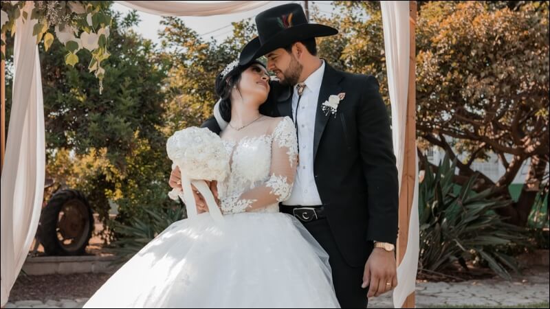 Cặp đôi cắt bánh trong tiệc cưới kiểu Tây ngoài trời