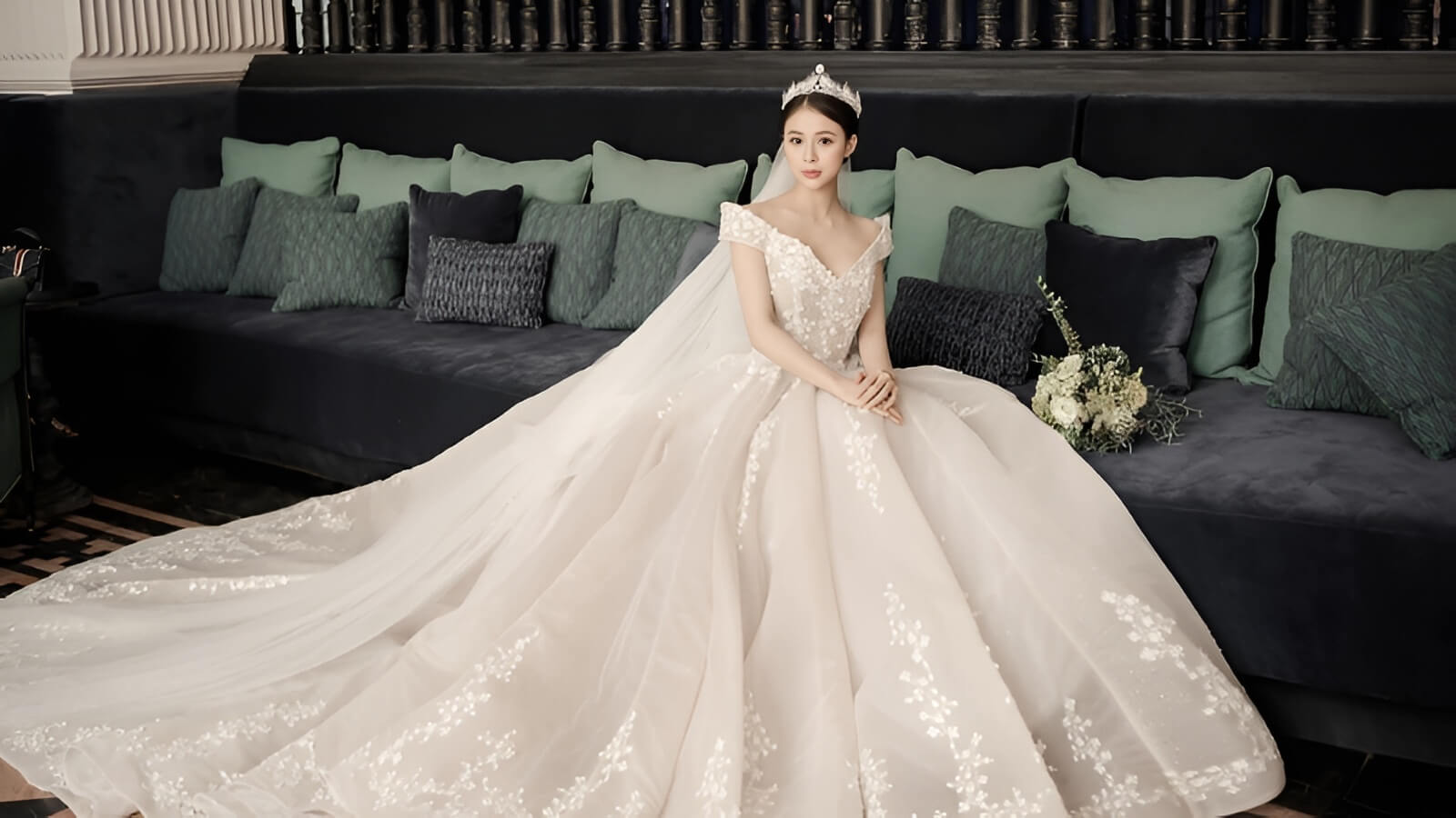 Váy cưới chân xòe là một trong những váy cưới thích hợp trong giai đoạn này