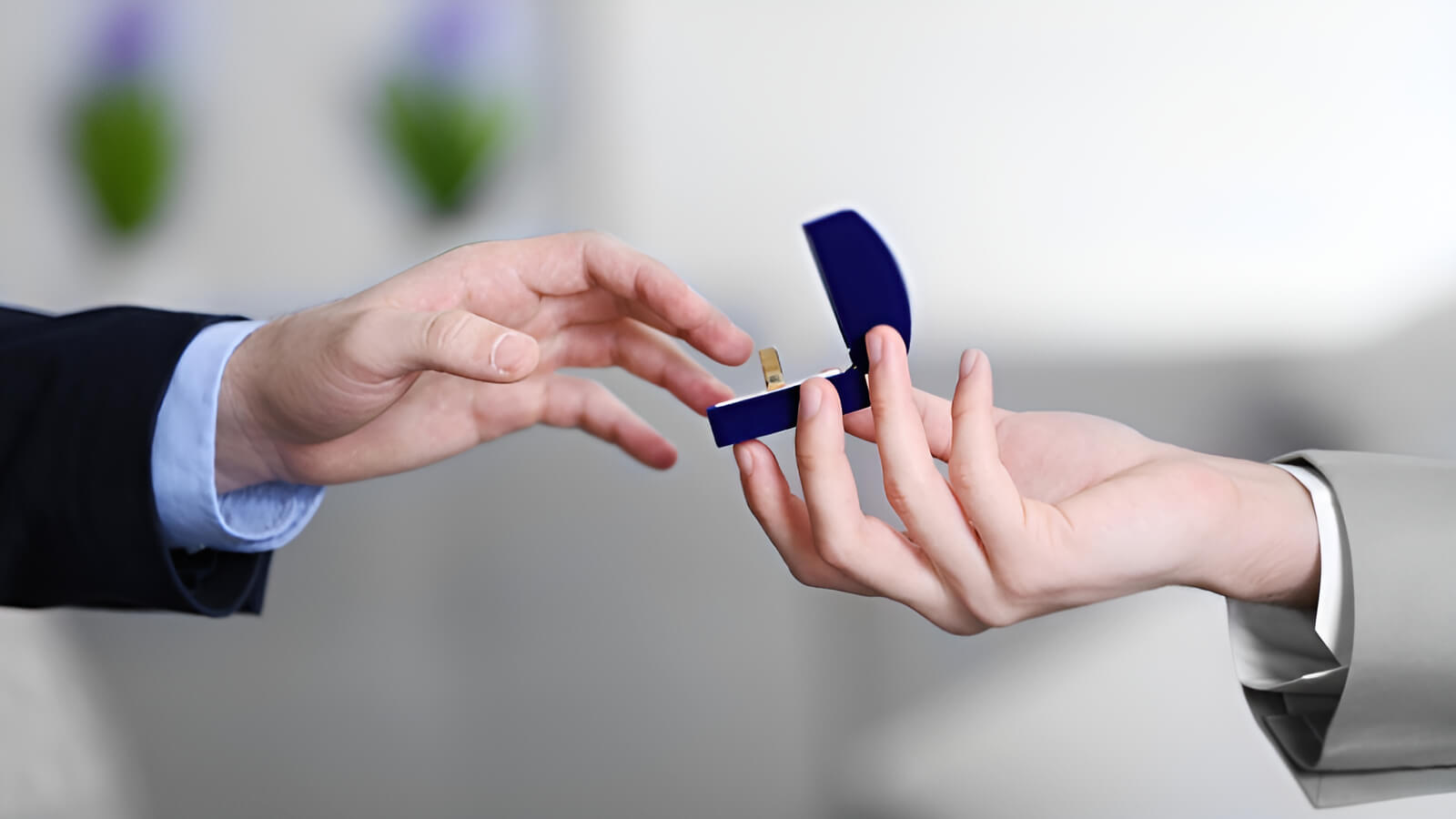 Đón nhận mọi cảm xúc của đối phương với sự bình tĩnh và kiên nhẫn sau lời ngỏ ý chân thành