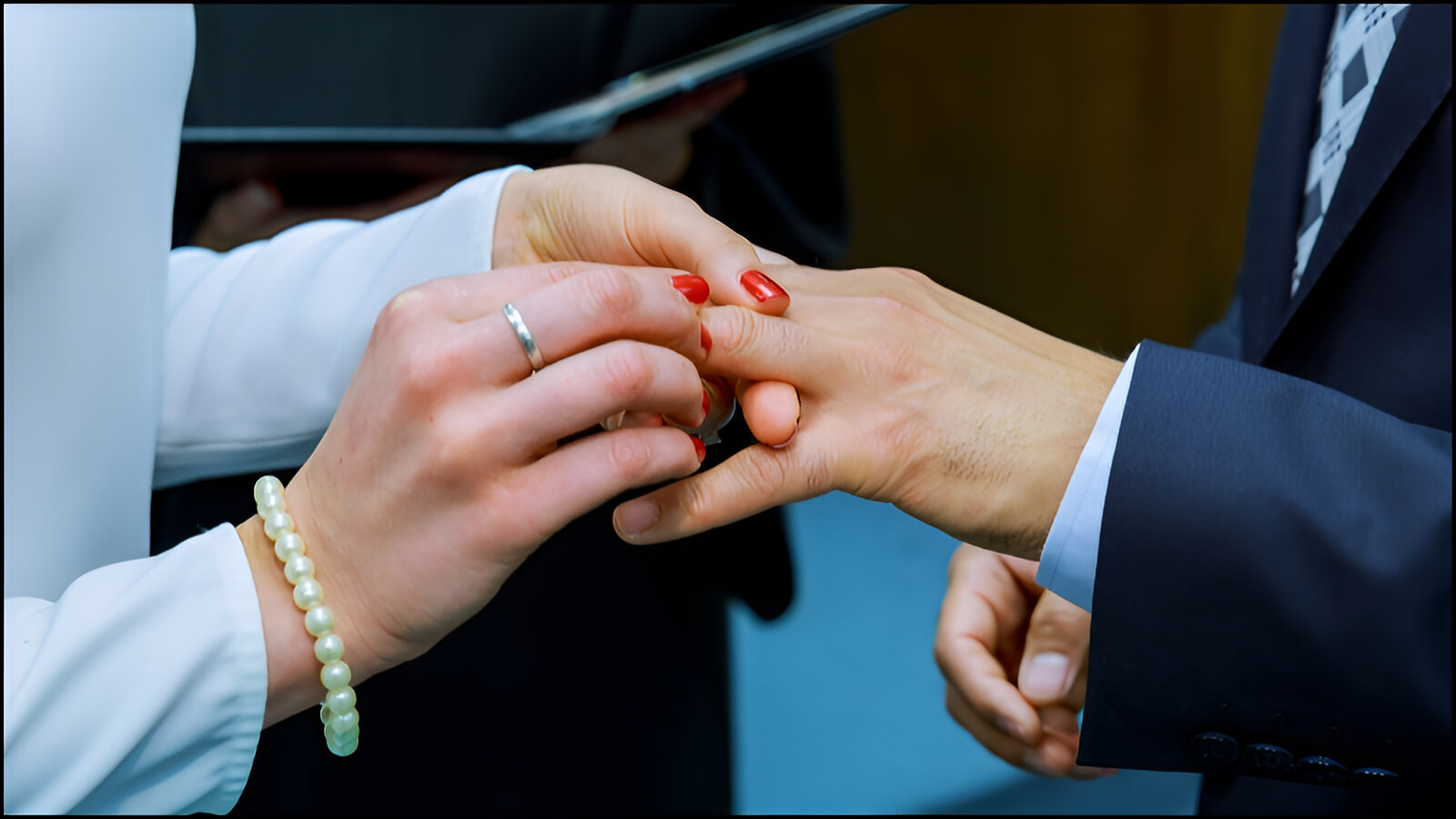 Khi tình yêu đủ lớn, người phụ nữ hiện đại không ngần ngại chủ động nắm bắt hạnh phúc