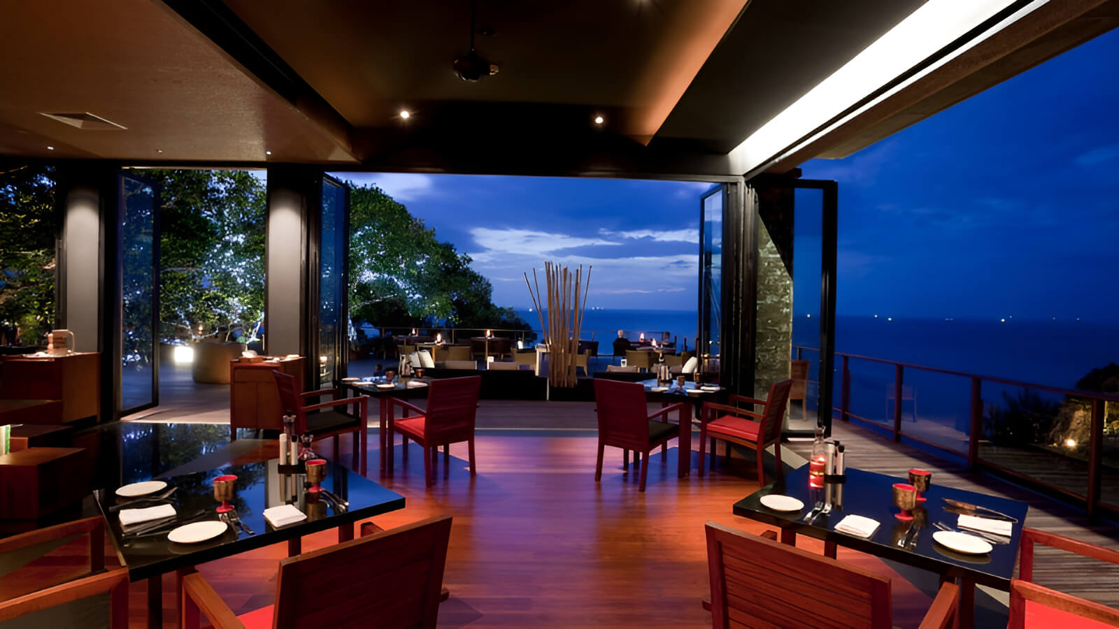 Sự phối hợp nhịp nhàng giữa gia đình và nhà hàng là rất quan trọng để đảm bảo không gian lễ gia tiên