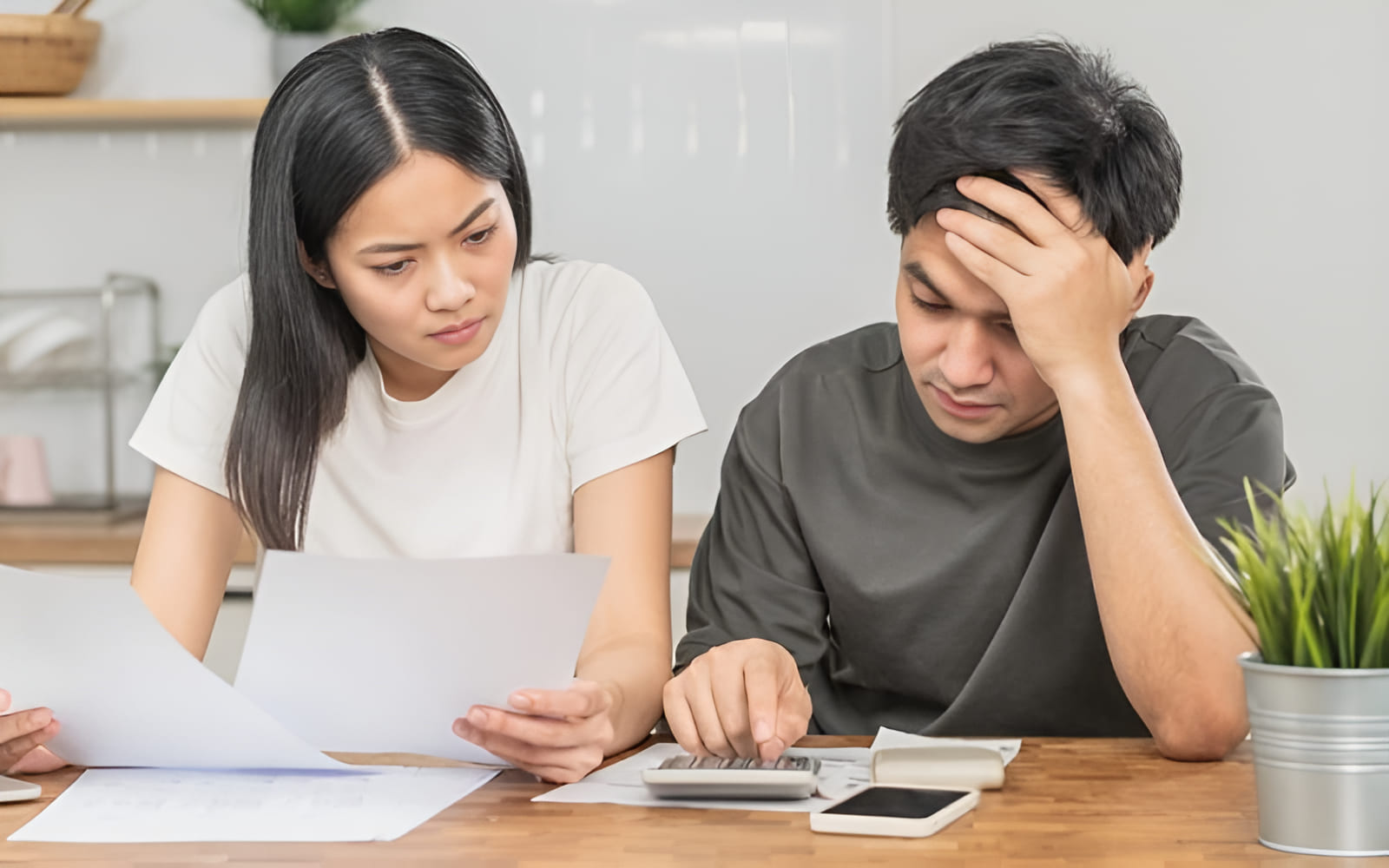 Cặp đôi trông căng thẳng khi xem giấy tờ chuẩn bị cưới