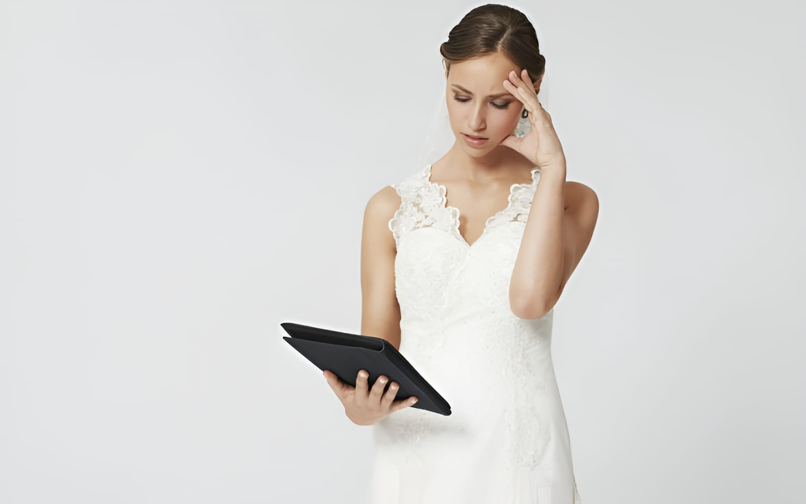 Cô dâu ngồi một mình, vẻ mặt lo âu