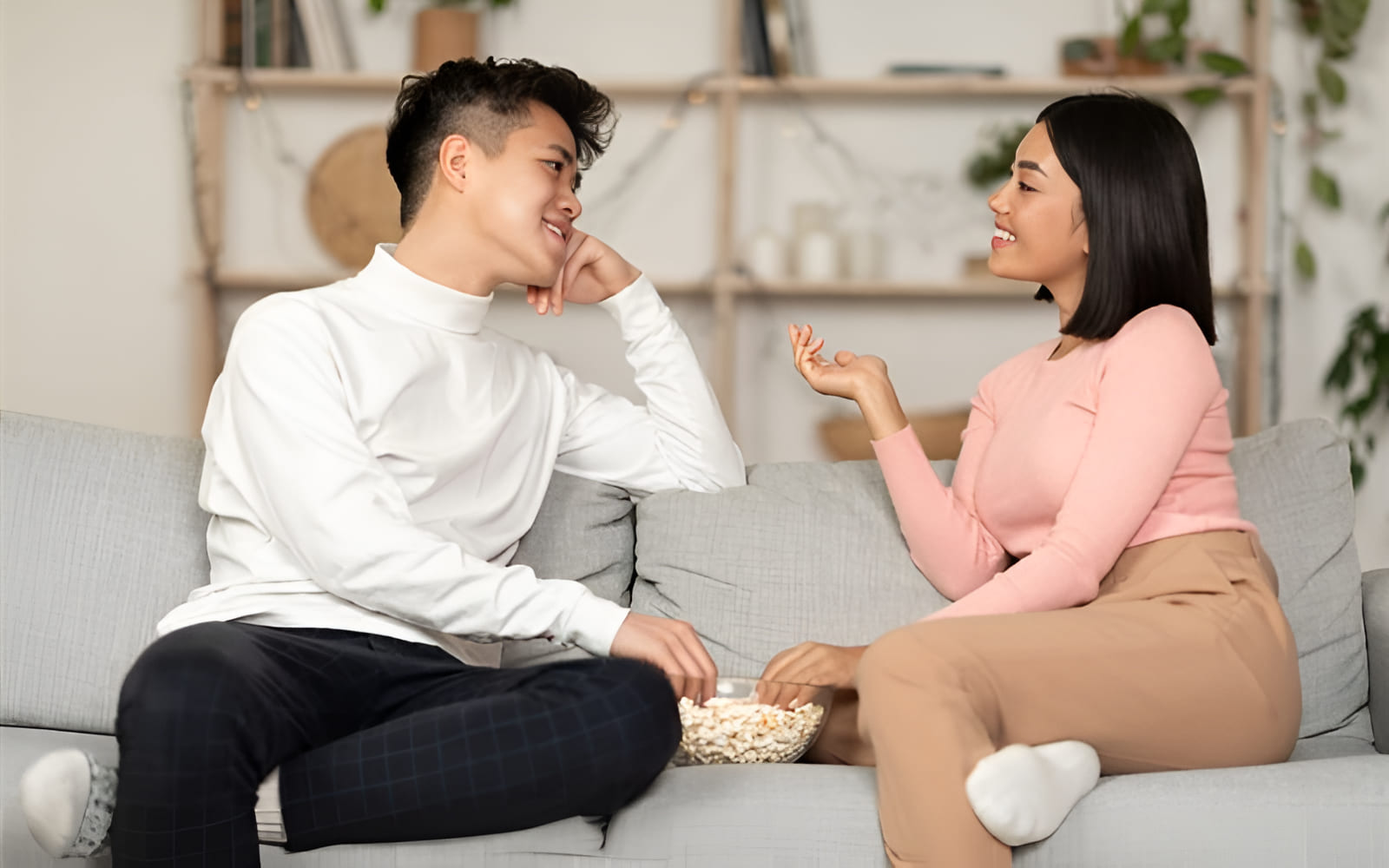 Cặp đôi mâu thuẫn, ngồi quay lưng lại với nhau