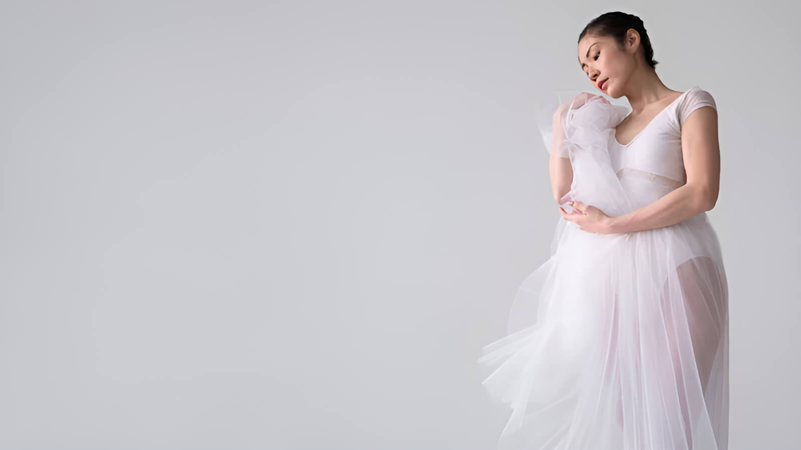 Vải voan mỏng nhẹ tạo độ bồng bềnh cho chiếc váy